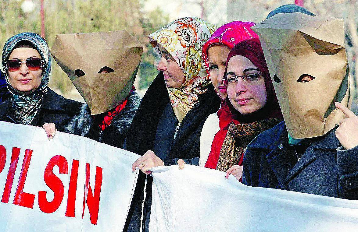 Ora la Turchia rimette il velo alle università