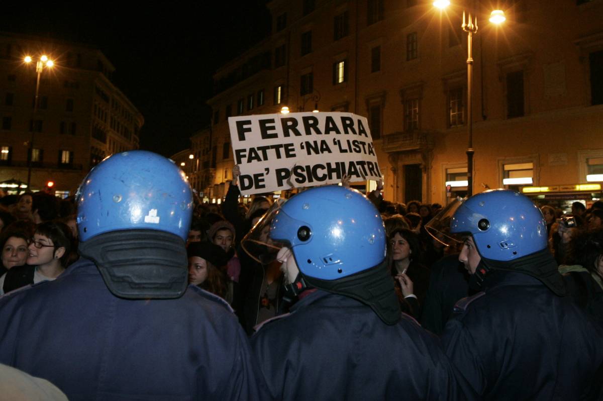 Slogan e spintoni: a Roma tafferugli con le femministe