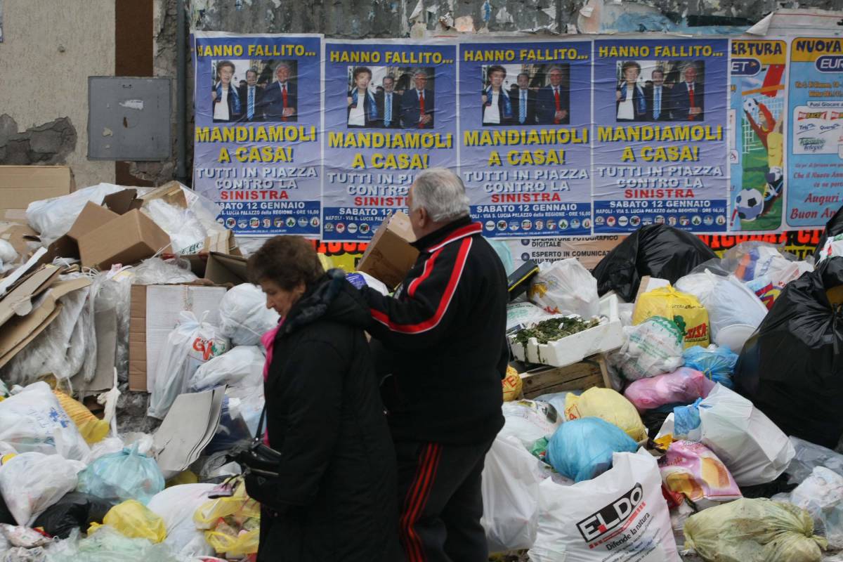 Napoli perde tutto: turisti in fuga 
dalla munnezza. In fumo 70 milioni