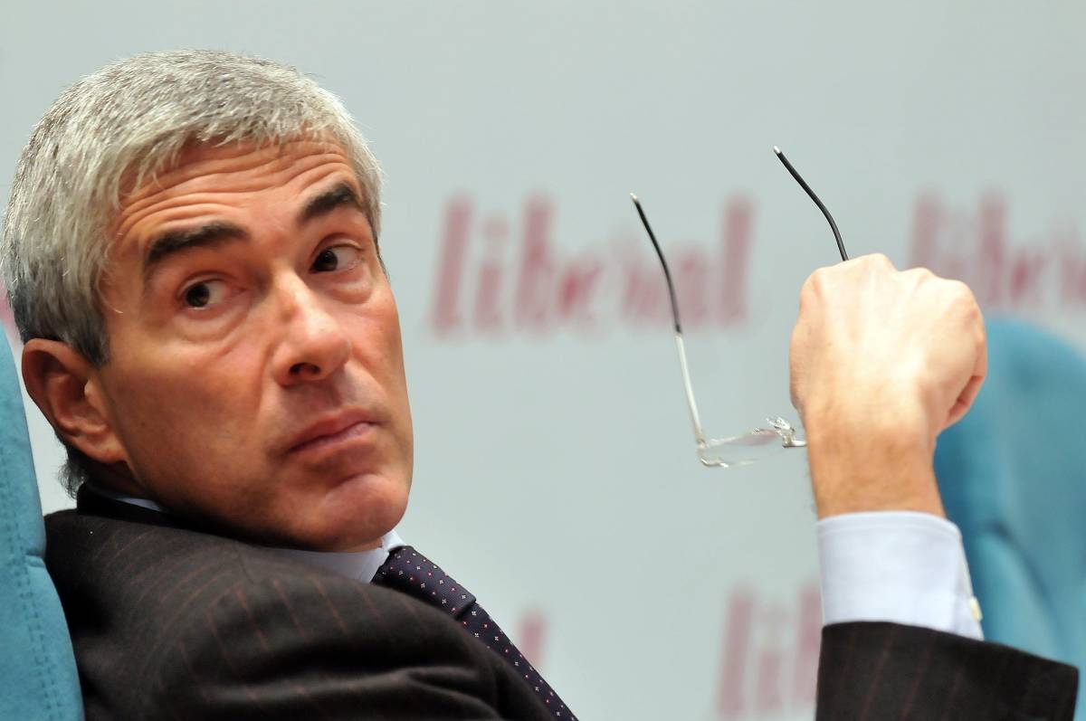 Casini lascia il centrodestra: 
"Da soli, non siamo in vendita" 
Fini: "Saremo il Ppe italiano"