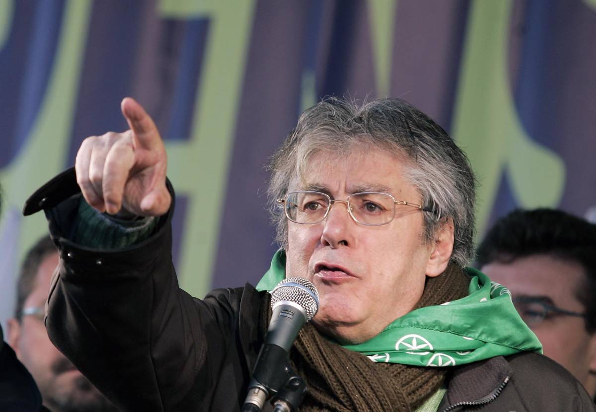 Bossi: "Il prossimo governo salverà Malpensa" 
Lega in piazza per l'aeroporto