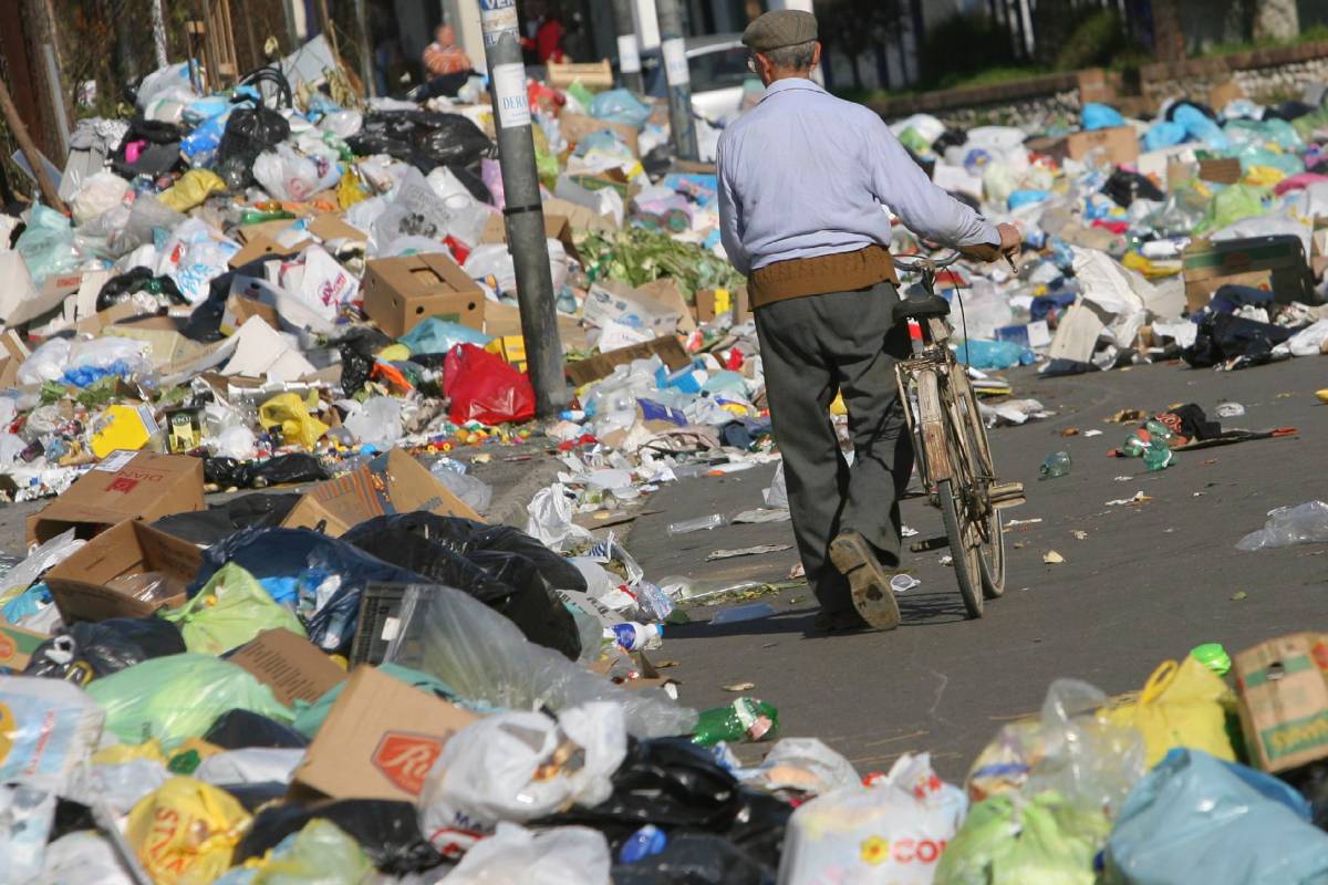 Napoli, ordigni nei rifiuti: 2 vigili feriti