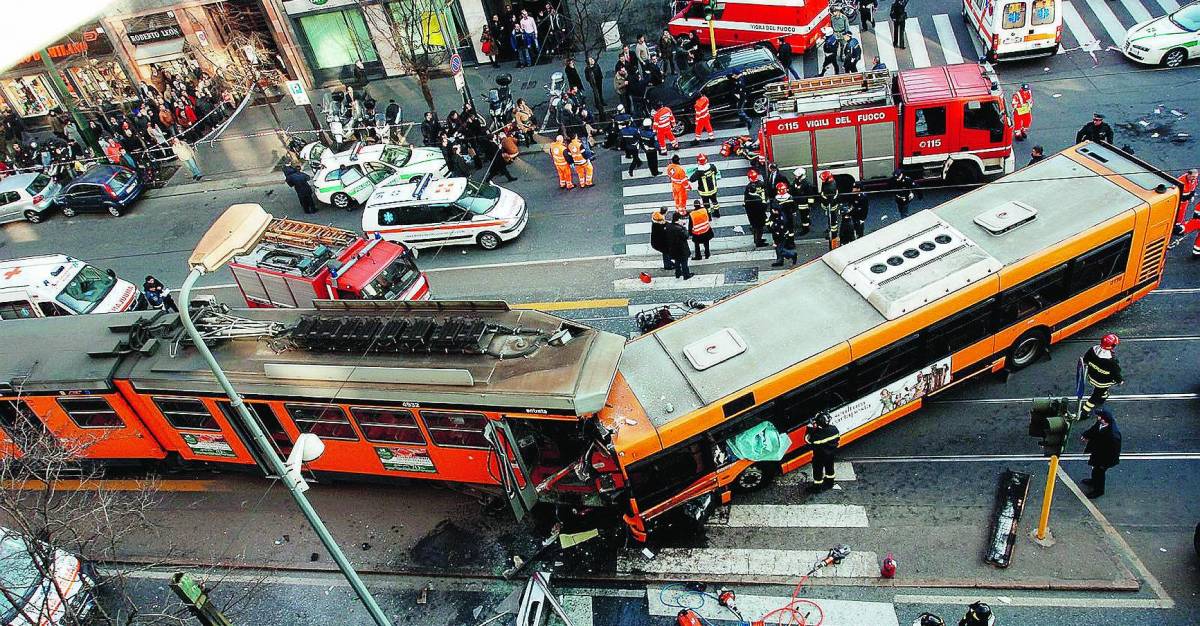 «Ho visto il bus piombarmi addosso e i vetri del mio Suv andare in pezzi»