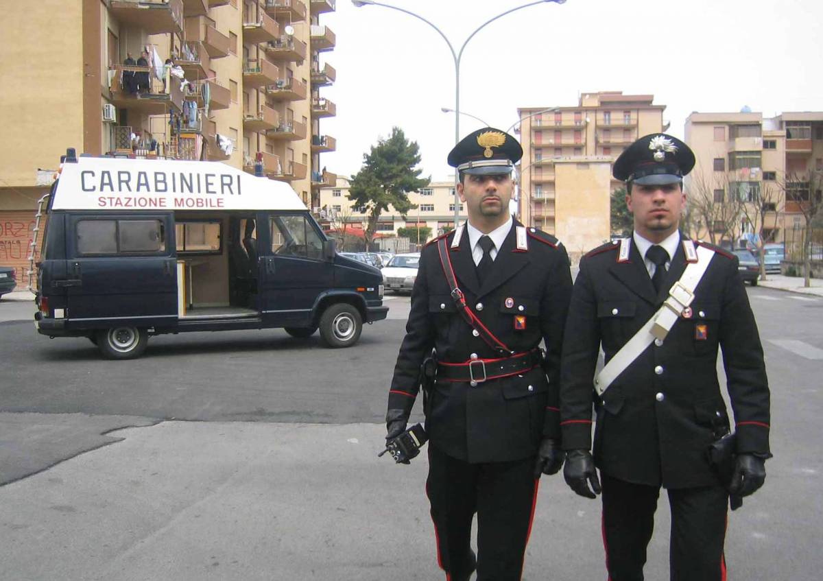 Caserta, spara e uccide 
la moglie per la strada