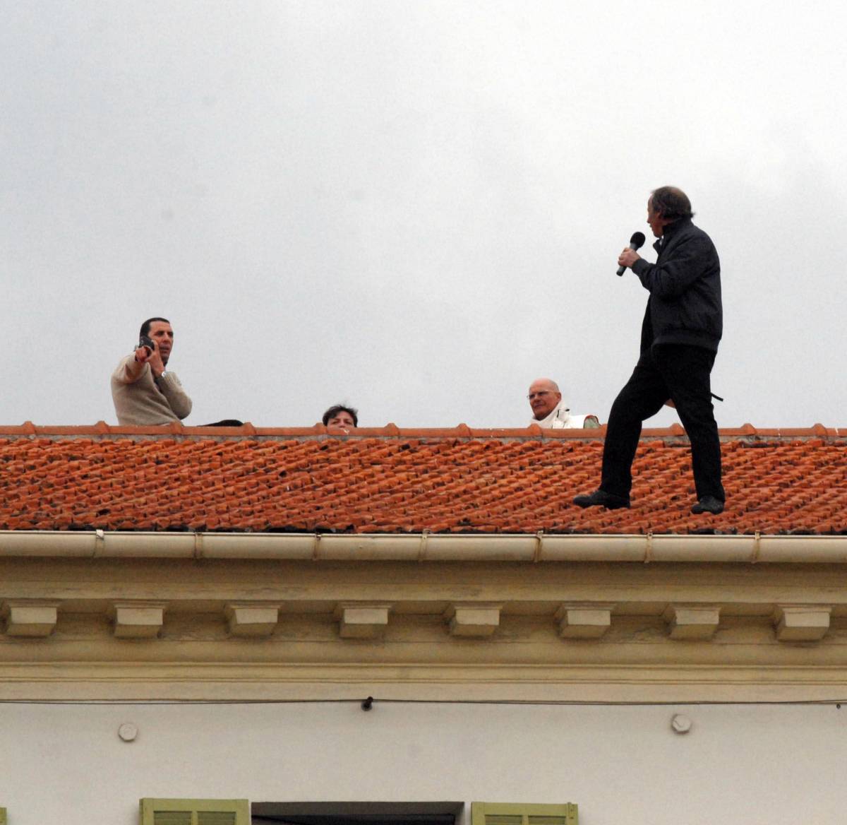 «Voleva gettarsi giù. Così, sul tetto, l’ho salvato»