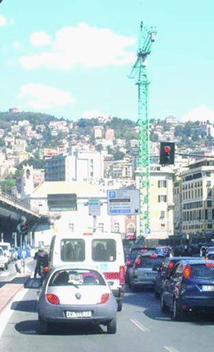 Taglia le gomme alle macchine in sosta e aggredisce i carabinieri: arrestato