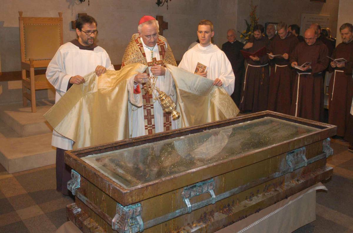 Riesumato Padre Pio: 
"La salma è intatta"