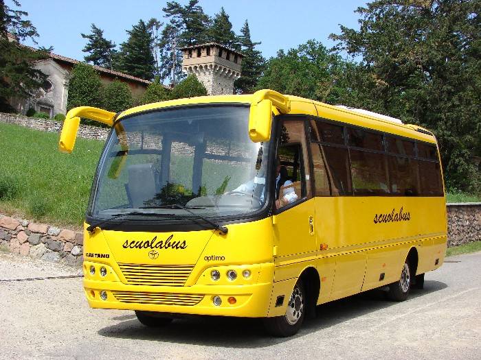 Sesso sul bus in cambio di ricariche alle medie