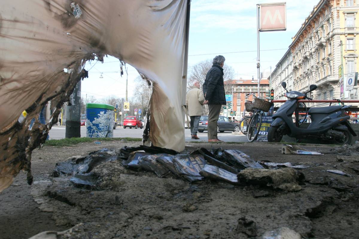 Campagna elettorale di fuoco: 
alle fiamme un gazebo del Pdl