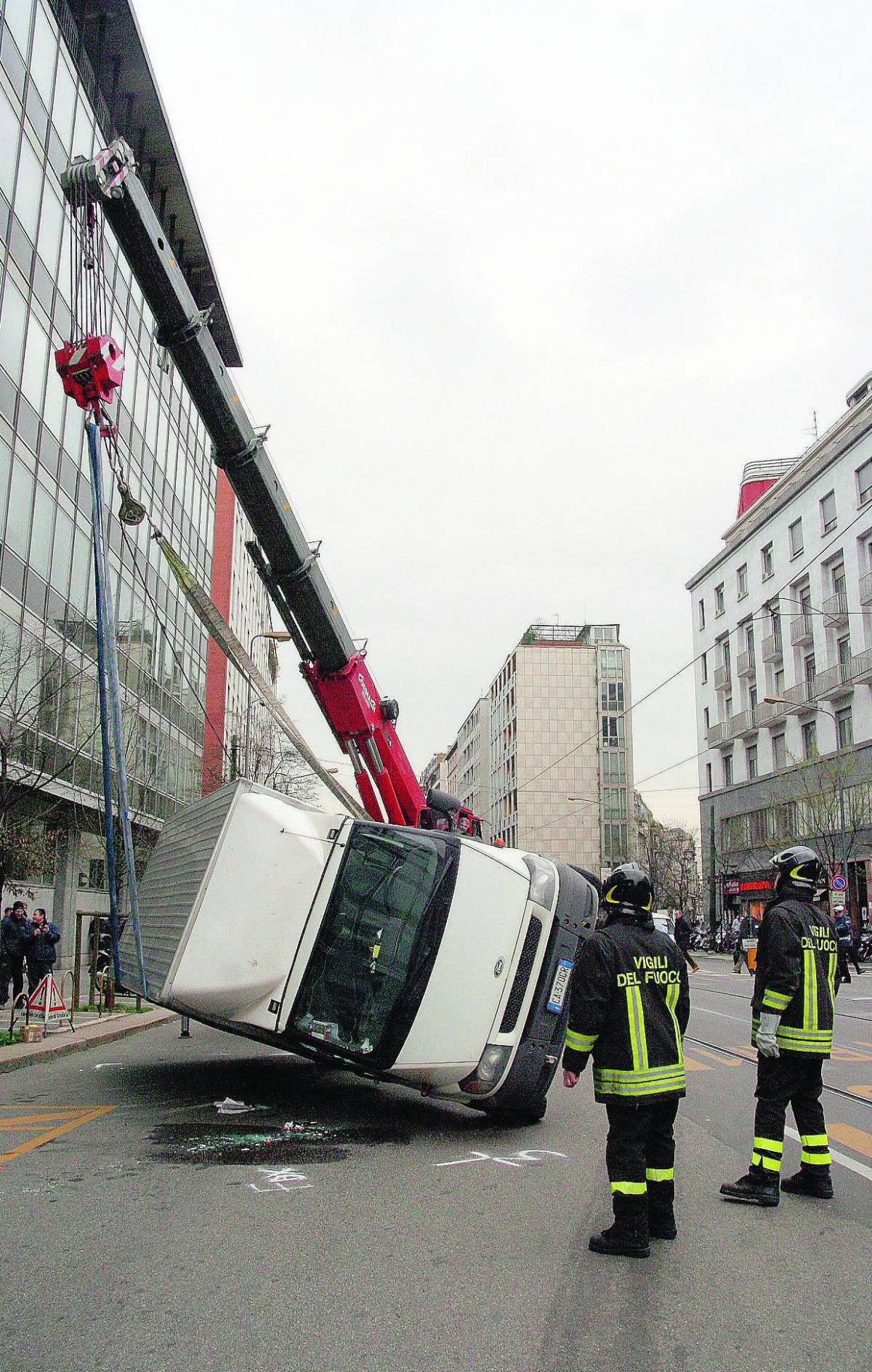 Porta Vittoria, ancora paura Furgone sulla preferenziale si schianta contro un tram