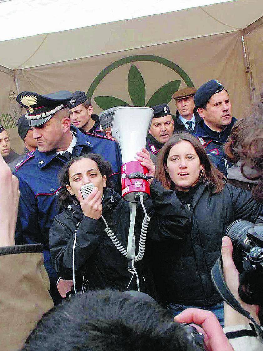 La Lega regala spray anti-stupro, le femministe assaltano il gazebo