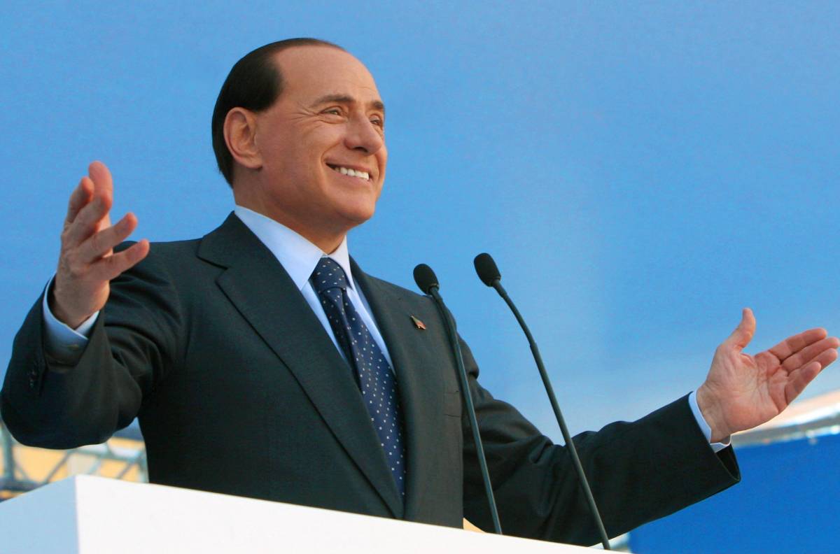 Berlusconi: "La mia prima riforma: 
in tre mesi dimezzerò i parlamentari"