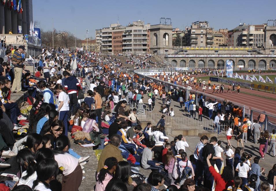 Giovani atleti all'Arena. Missoni tedoforo