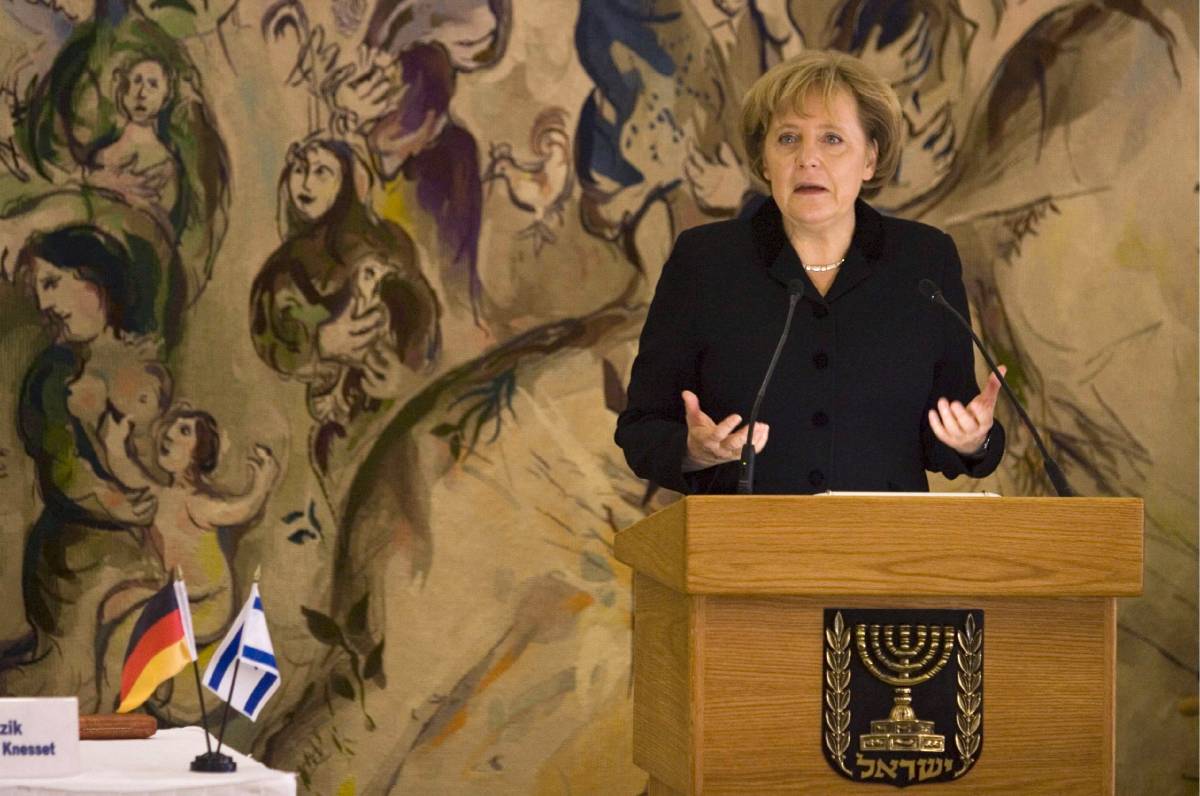 La Merkel: "Pieni di vergogna per l'Olocausto"
