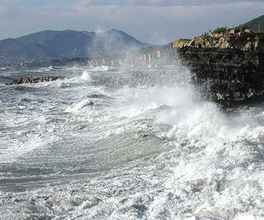 Maltempo: ucciso da un'onda anomala