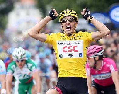 Cancellara, uno scatto 
con il "turbo" 
ed è il re della Sanremo