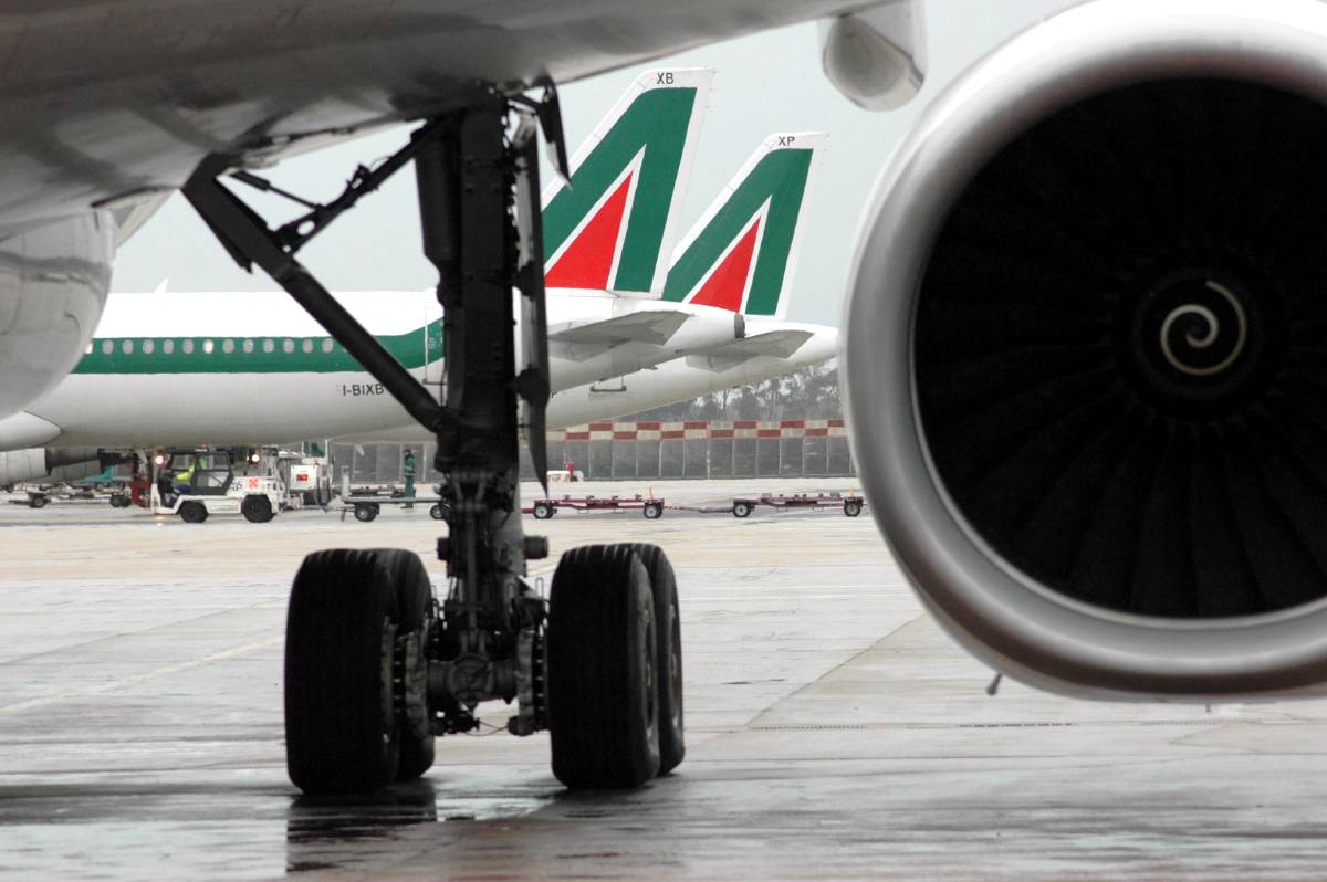 Alitalia, i sindacati contro il governo: 
no al ricatto del commissariamento