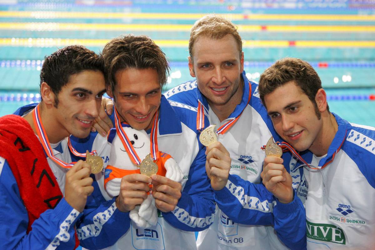 Nuoto: super Italia, staffetta d'oro