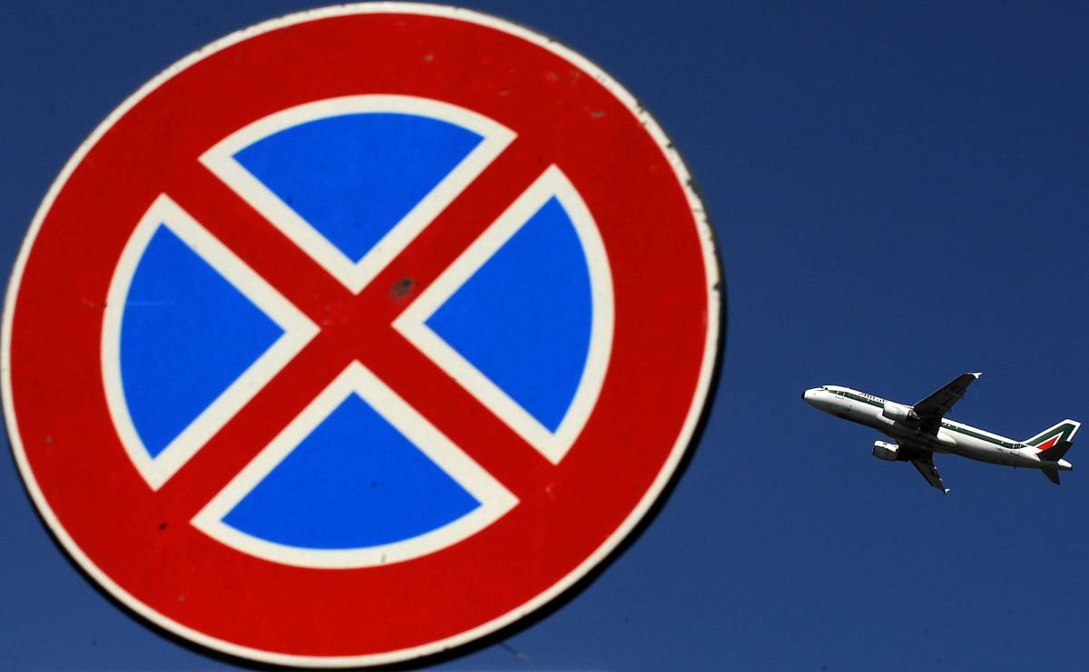 Alitalia, Spinetta: 
"2100 esuberi" 
No dei sindacati
