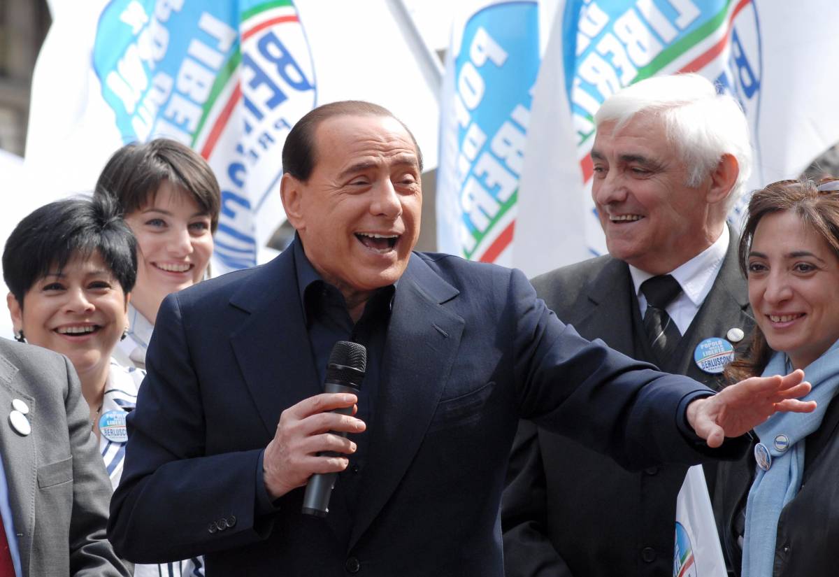 Berlusconi: Veltroni 
uomo delle fantasie 
Il Pd: "Antiquariato"