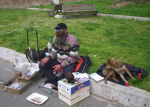 Dopo i lavavetri Firenze caccia i mendicanti