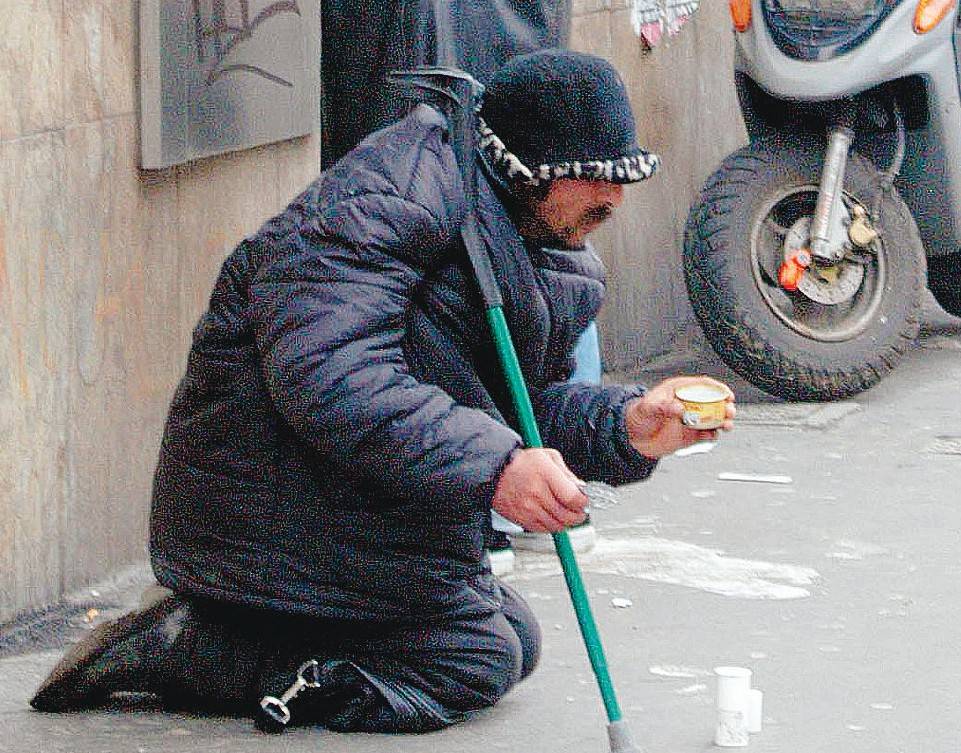 Firenze, dopo i lavavetri via  anche i mendicanti