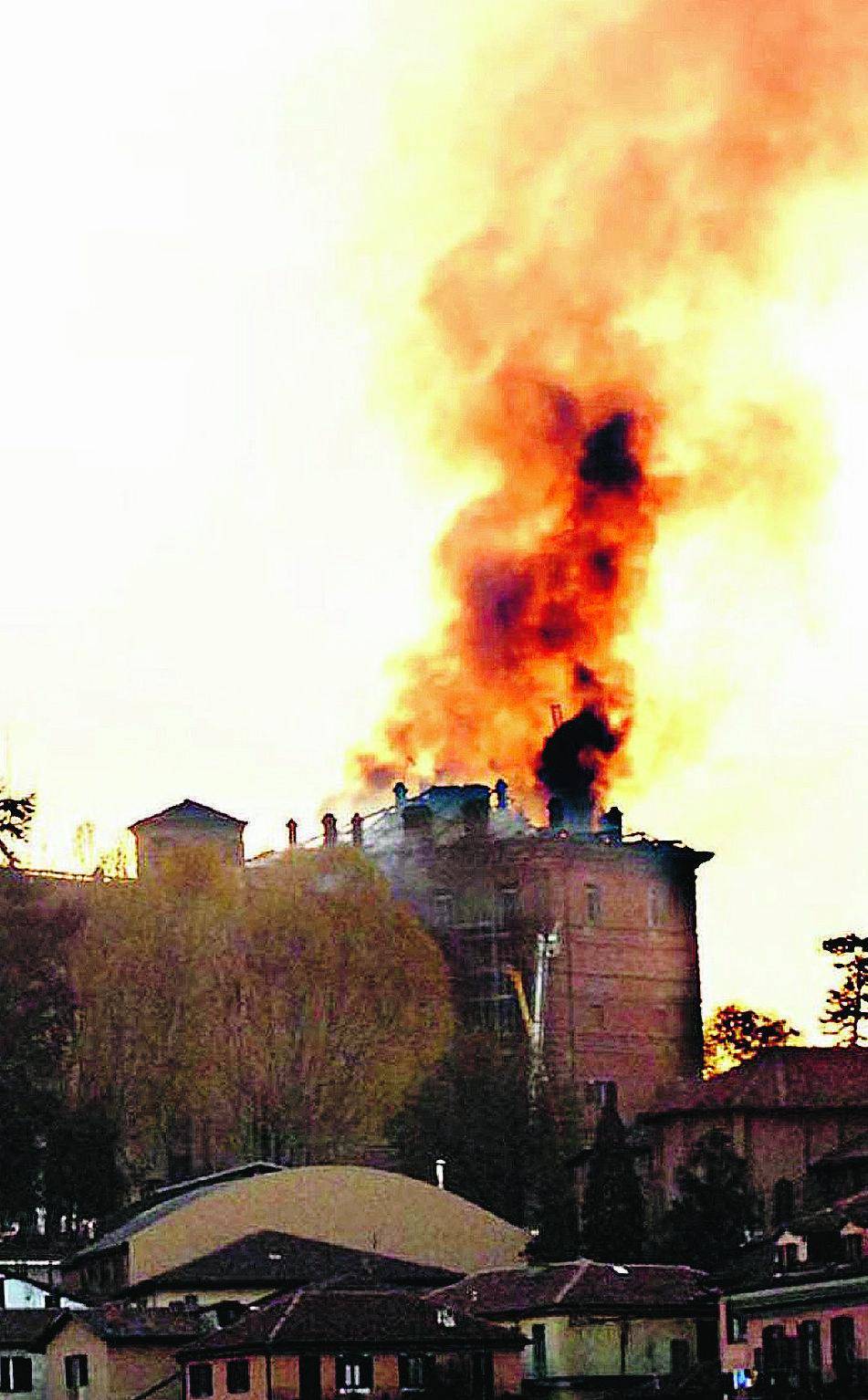 Le fiamme divorano il castello sabaudo