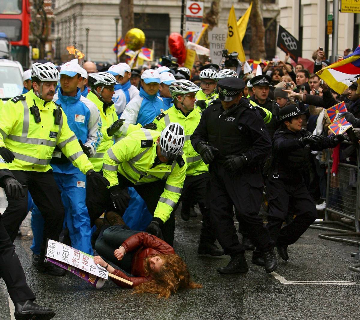 Fiaccola olimpica: manifestante tenta di spegnerla, proteste e arresti a Londra