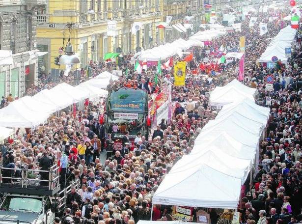 In trionfo gli "eroi" di Parigi: festa per 200mila