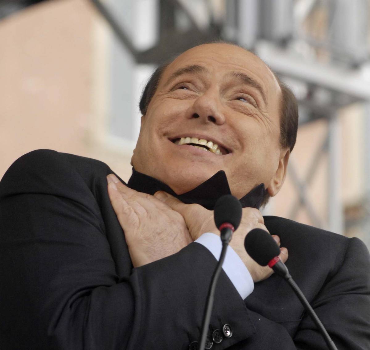 Silvio scatenato sul palco di Savona dà lezioni di antropologia «politica»