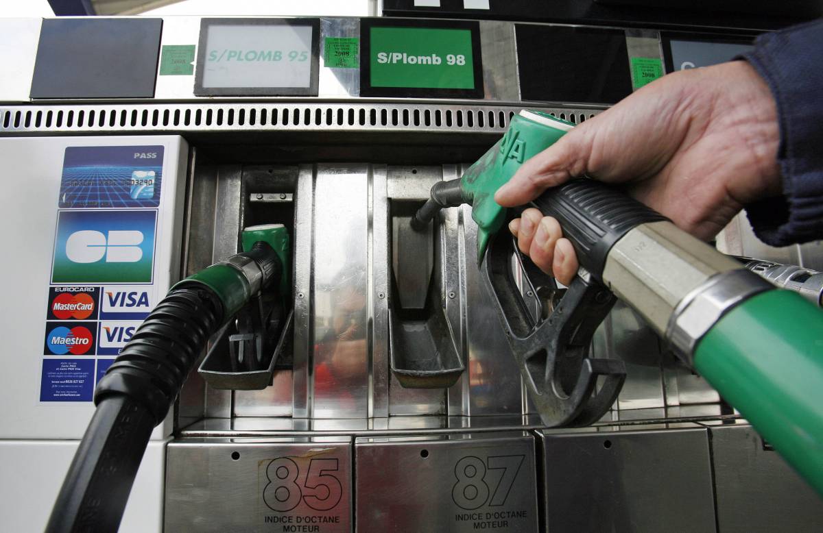 Benzina, nuovi aumenti 
per diesel e verde