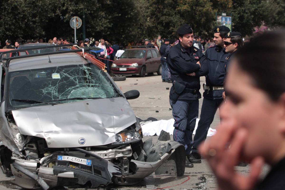 Napoli, auto travolge 
e uccide madre e figlio