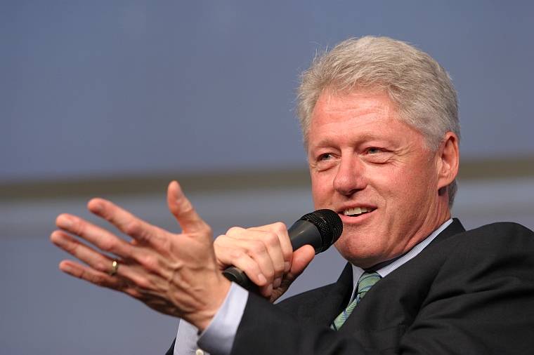 Gaffe di Bill Clinton per difendere la moglie