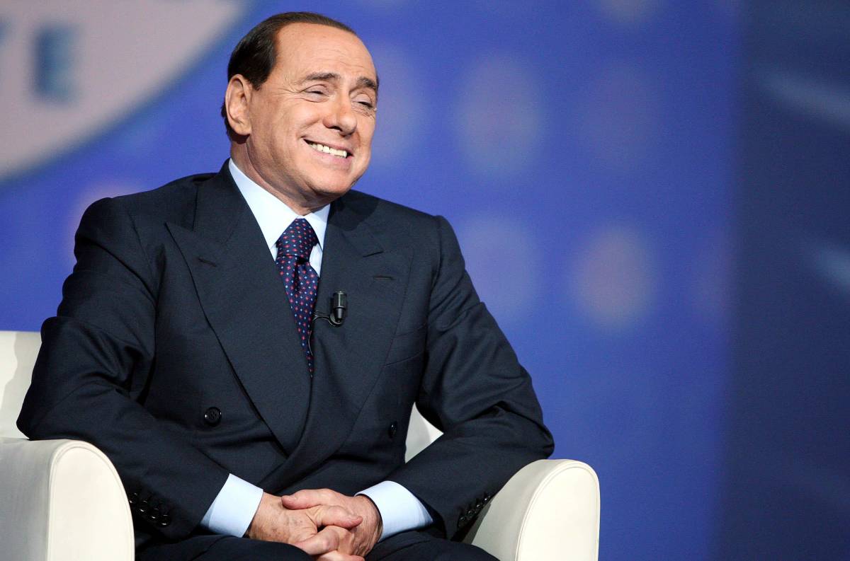 Berlusconi fa il botto: "Troppe tasse inutili, voglio abolire anche il bollo auto"