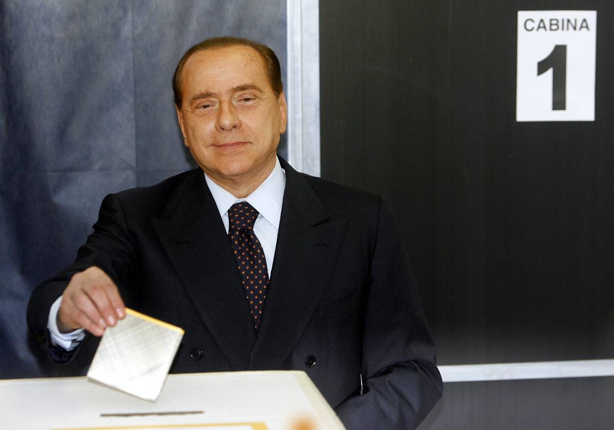 Berlusconi vota a Milano, al seggio 
tra "Silvio salvaci" e "Forza Milan..."