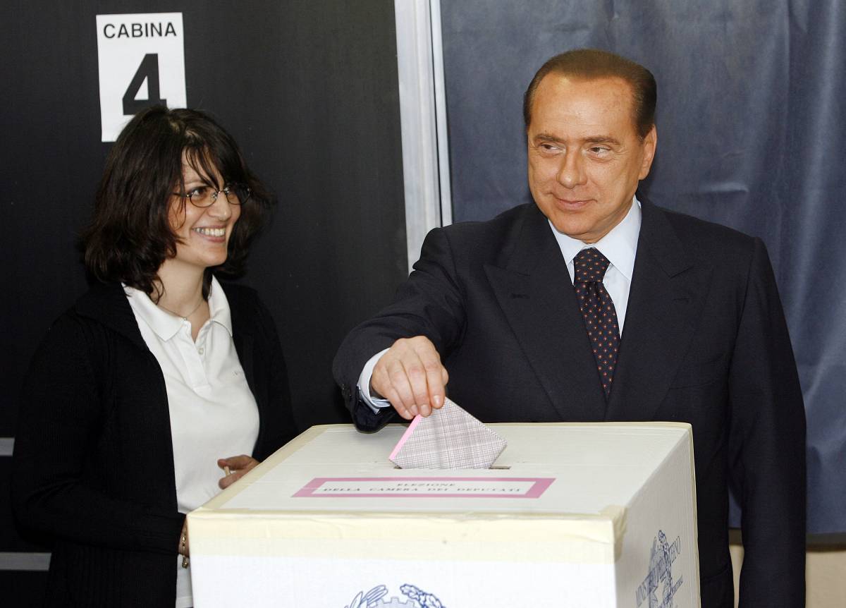 Berlusconi, bagno di folla, e dopo il voto va in Duomo
a pregare per mamma Rosa 