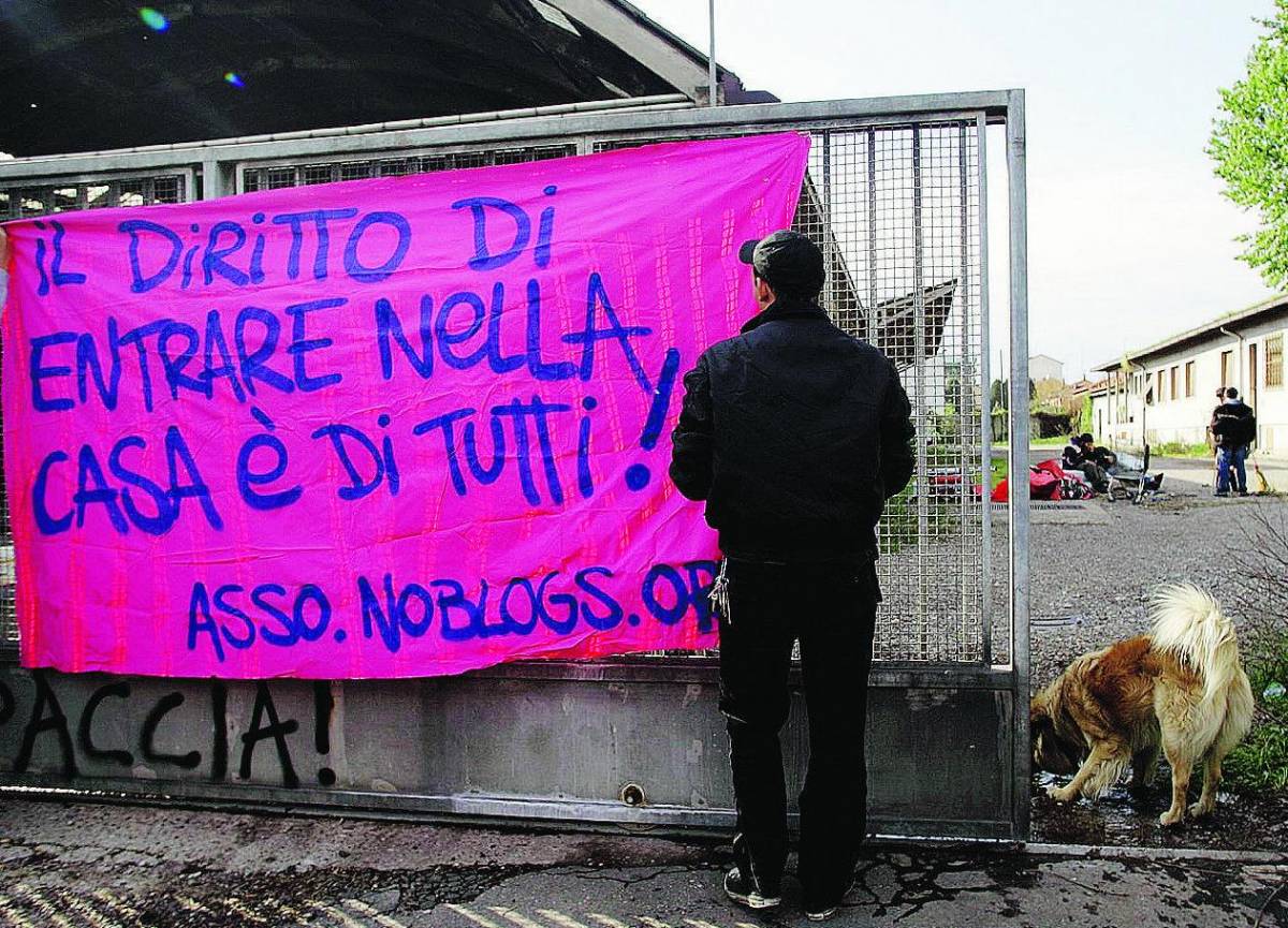 Via Novara, deposito «okkupato»: insulti e minacce contro la polizia