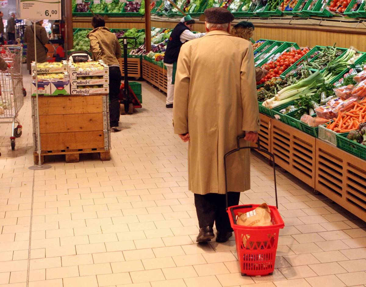 Negoziante si distrae col cliente:  due baby-ladri rubano l’incasso