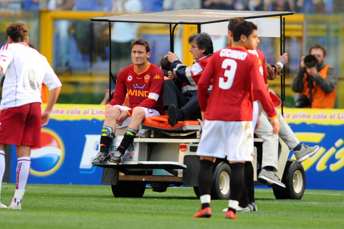 Roma e Totti ko: 1 a 1 col Livorno. Il capitano 
s'infortuna e rischia cinque mesi di stop