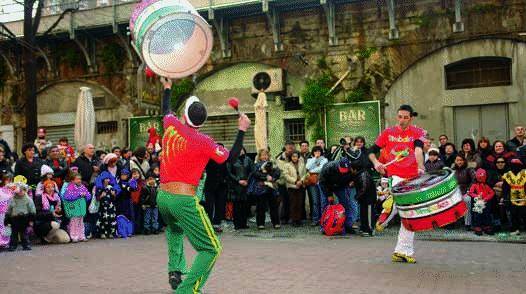 Festa di clown, bancarelle e sport