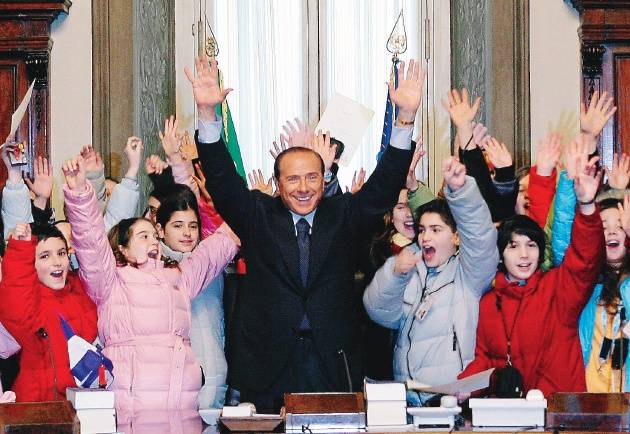 Berlusconi firma il contratto: "Aiuti ai ragazzi"