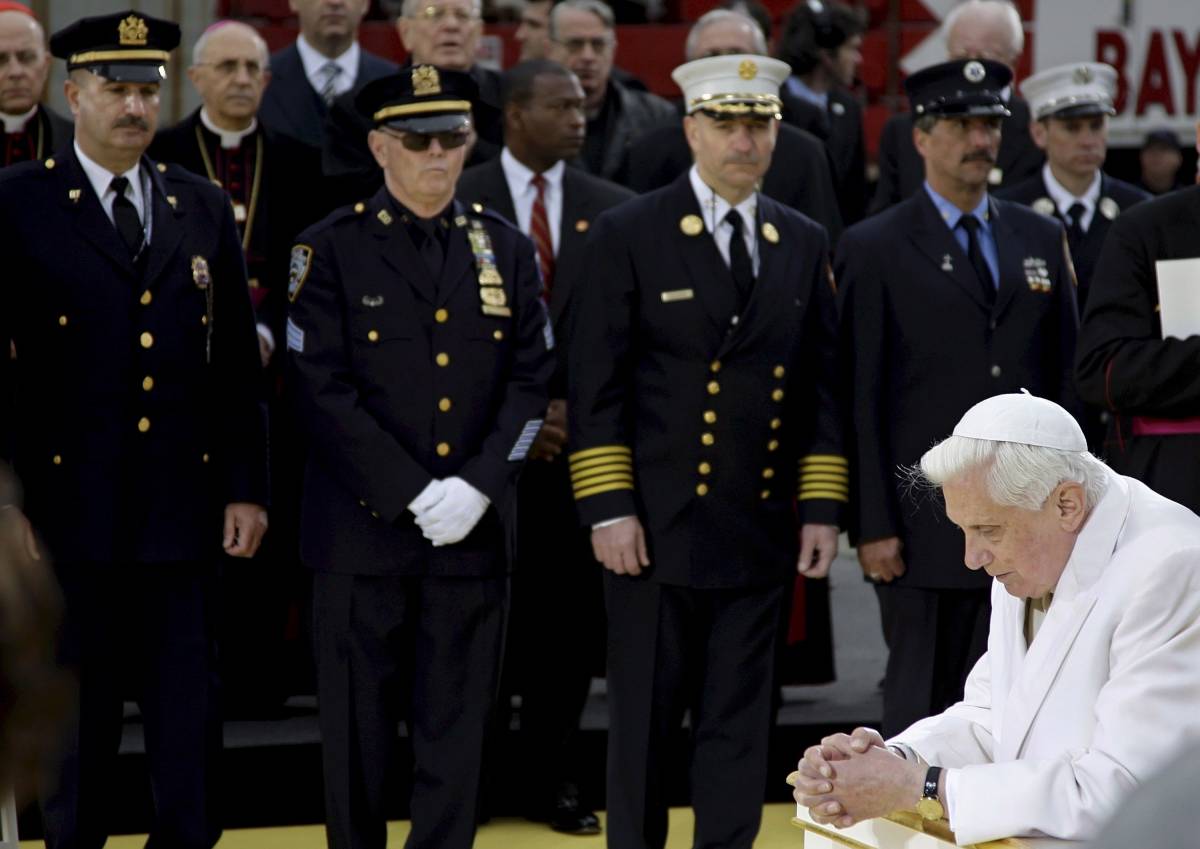 Il Papa prega 
in ginocchio 
a Ground Zero