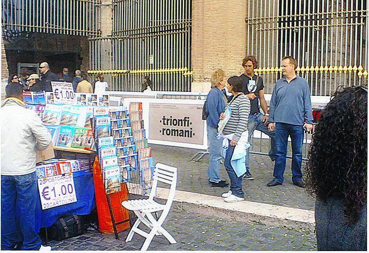 Le immagini in diretta di un borseggio sotto gli occhi dei vigili