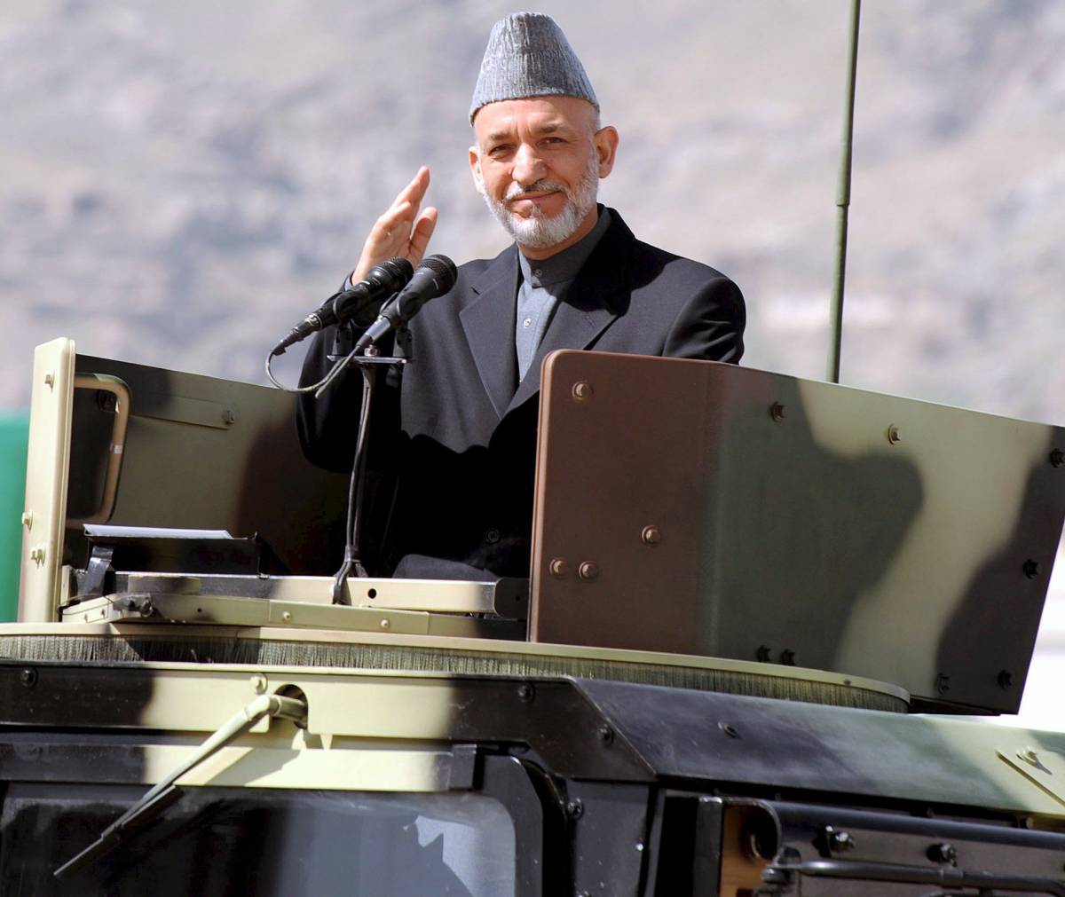 Kabul, i talebani sparano a Karzai 
L'attacco durante una parata militare