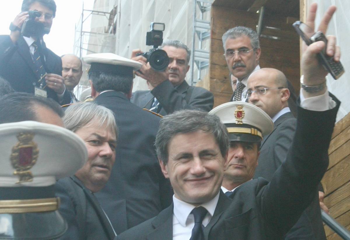 Alemanno parte in quarta: Ara Pacis, via la teca