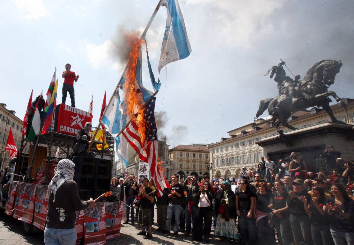 Bertinotti contestato al corteo di Torino, bandiere israeliane bruciate dai centri sociali