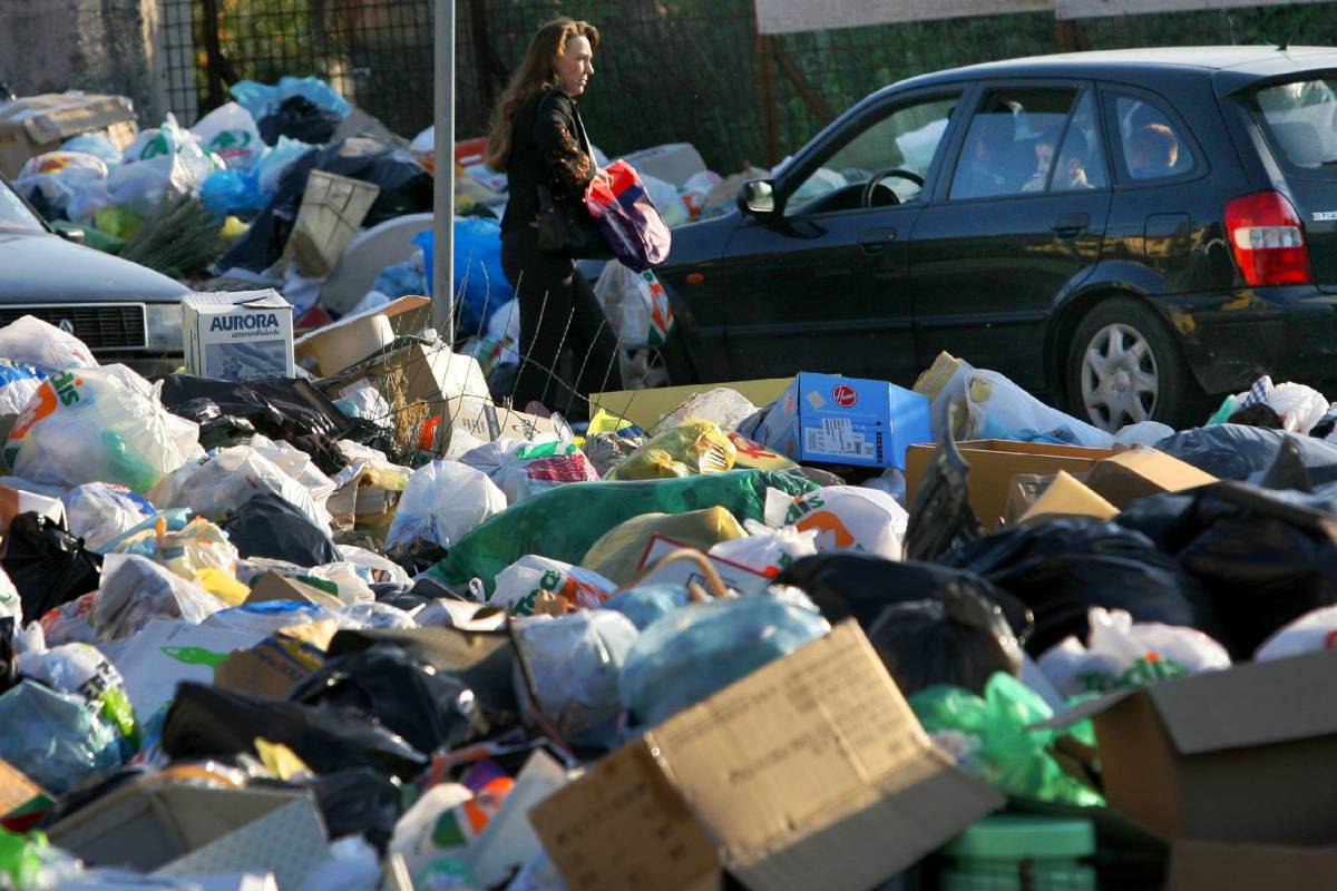 Napoli, nuovi roghi: 
1300 tonnellate 
di rifiuti per strada