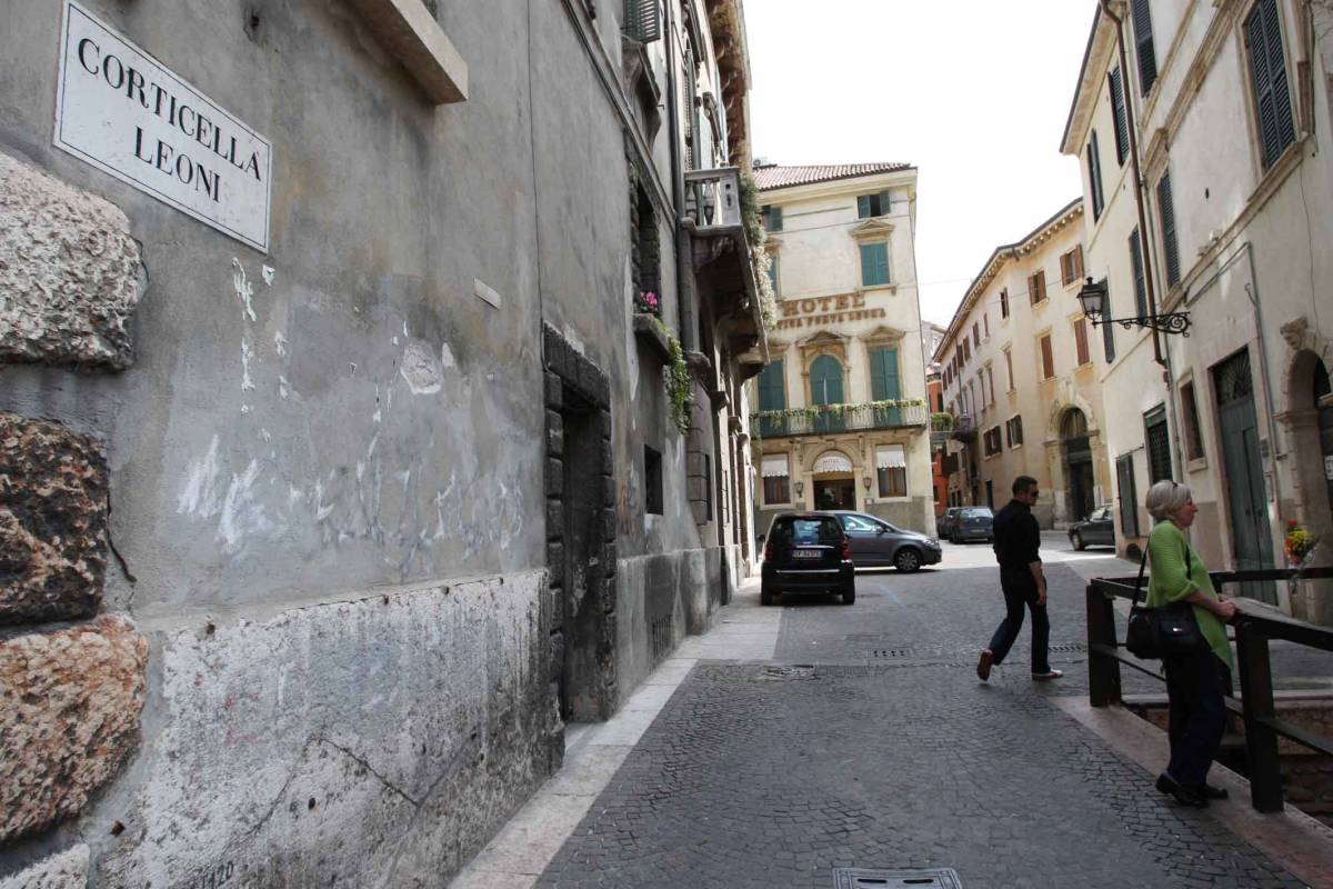 Verona, il gip: "Restano 
in carcere gli aggressori"