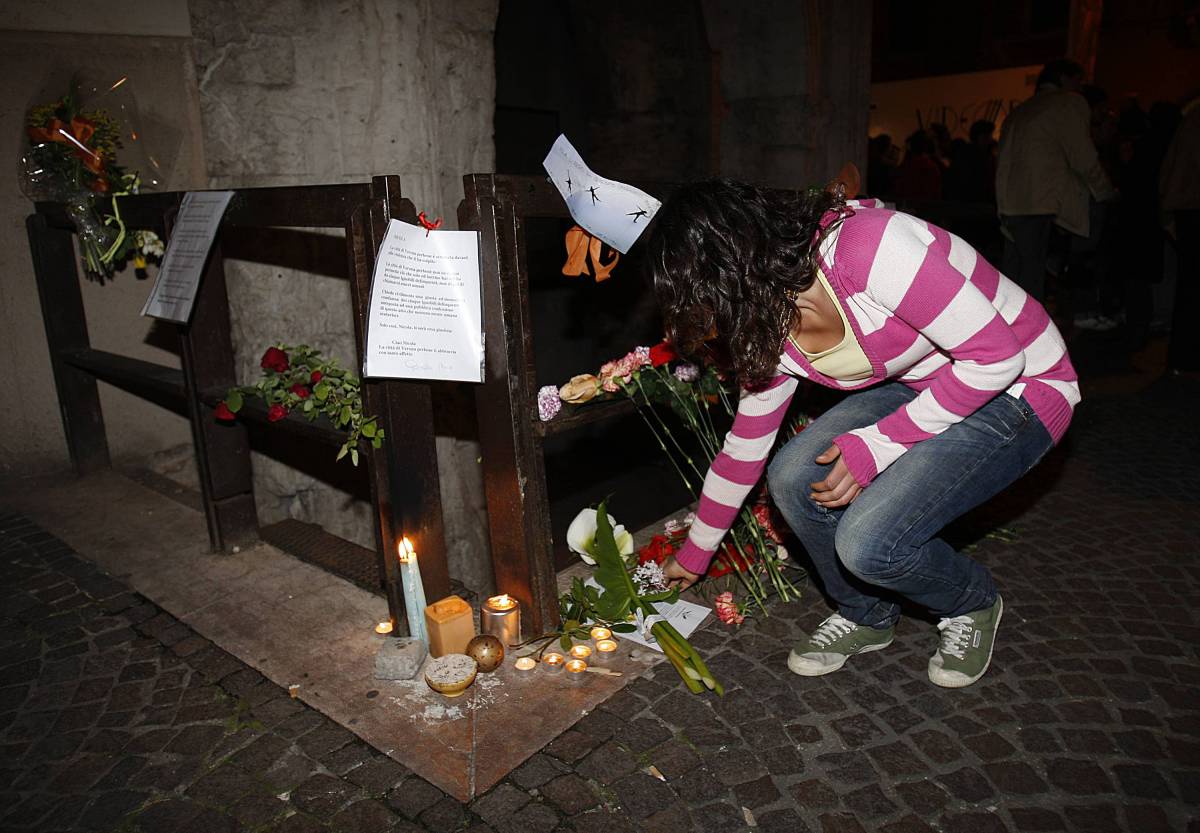 Verona, l'addio a Nicola picchiato a morte 
Il vescovo: "Solo il silenzio parla" 