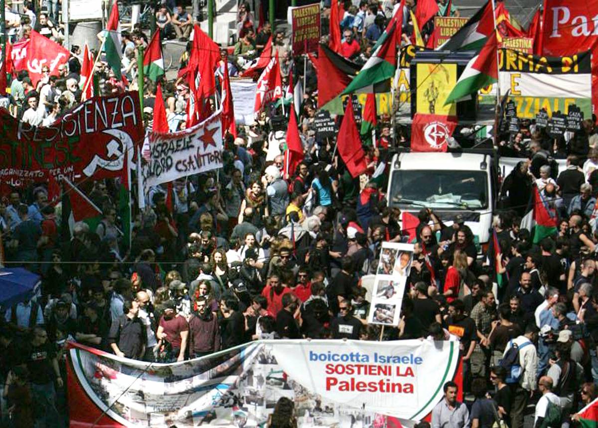 Torino, la sinistra anti Israele sfila in corteo 
fra bandiere bruciate e slogan per l'Intifada